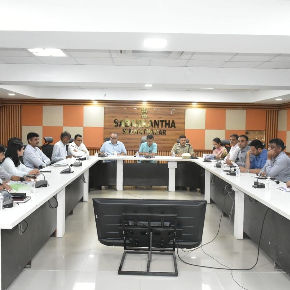 હિંમતનગરમાં પ્રભારી મંત્રીની અધ્યક્ષતામાં સમીક્ષા બેઠક:વિકાસકામોમાં ગુણવત્તા અને પારદર્શિતા જાળવવા આદેશ; સ્વચ્છતા અભિયાનને જનઆંદોલન બનાવવા આહ્વાન