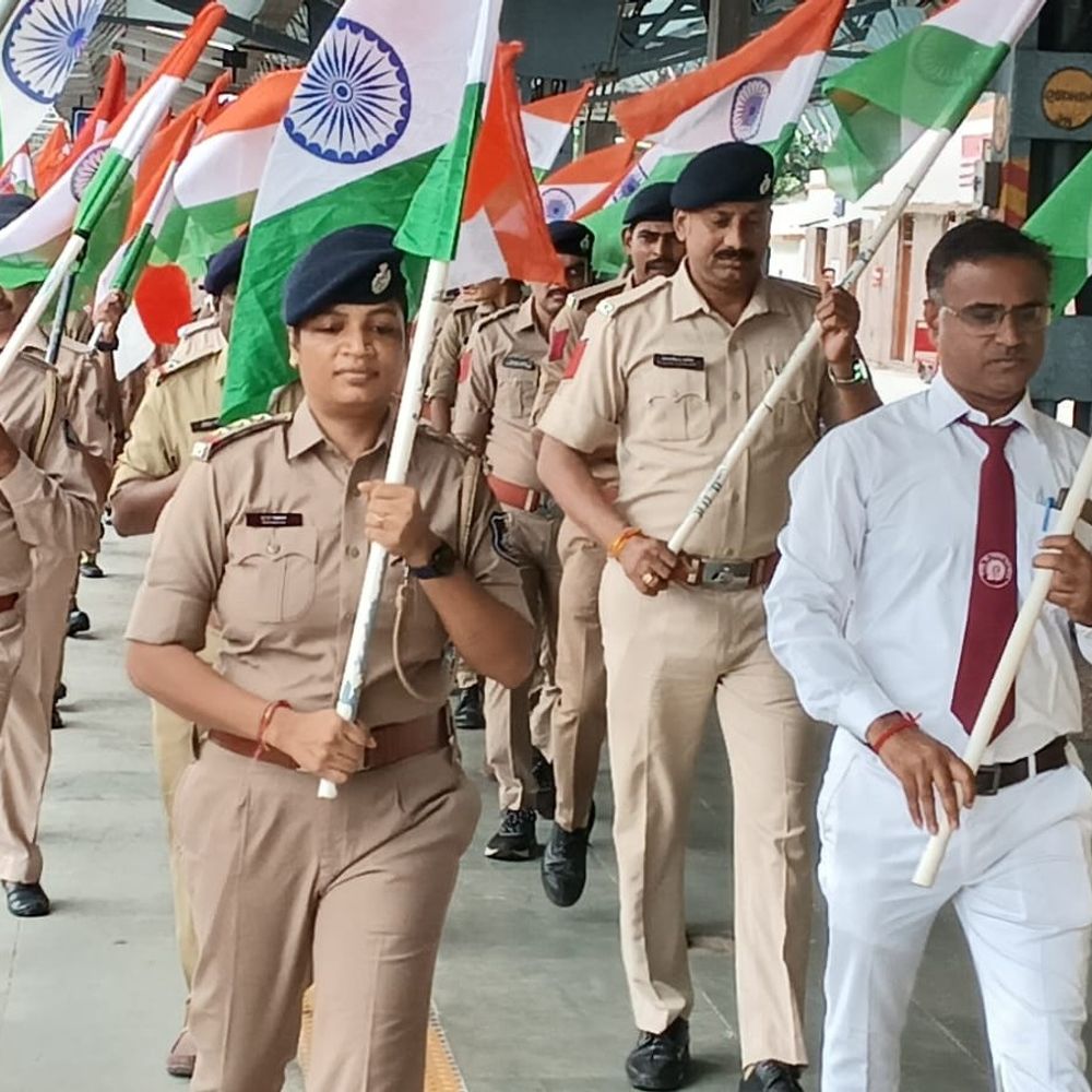 ગોધરા રેલવે સ્ટેશન પર તિરંગા રેલી યોજાઈ:અધિકારીઓ અને કર્મચારીઓએ "ભારત માતા કી જય" અને "વંદે માતરમ્"ના નારા લગાવ્યા, દેશભક્તિનો માહોલ