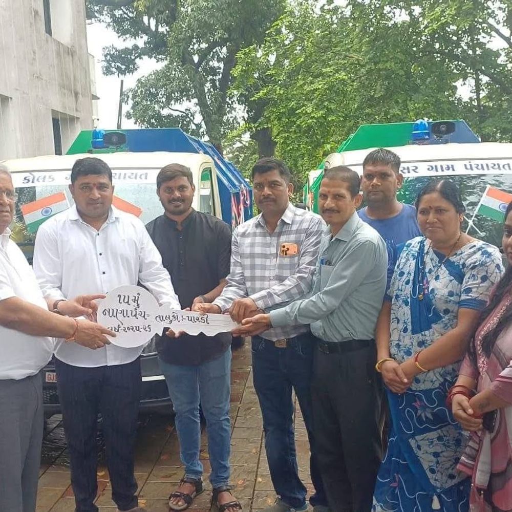 પારડીના 7 ગામોને સ્વચ્છતા વાહનો અર્પણ:કનુભાઈ દેસાઈના હસ્તે લોકાર્પણ કરાયું