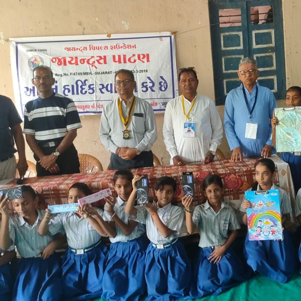 શાળાના 463 બાળકોએ જવાનોને મોકલી 'રક્ષા પોટલી':રક્ષાબંધન પર્વે દેશપ્રેમની અનોખી ઉજવણી, સરહદ સુધી પહોંચ્યો સ્નેહ