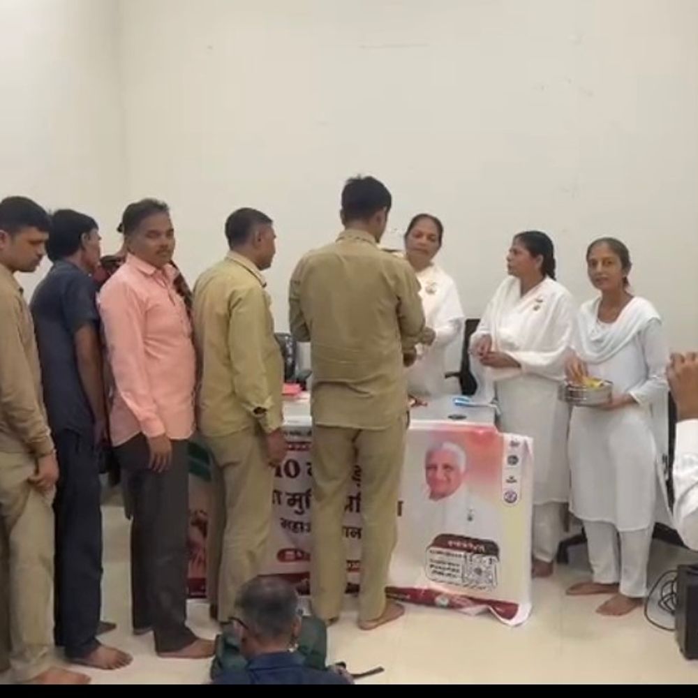ભરૂચ બસ ડેપોમાં વ્યસનમુક્તિ, રક્ષાબંધન કાર્યક્રમ યોજાયો:બ્રહ્માકુમારી બહેનોએ કર્મચારીઓને વ્યસનમુક્ત જીવનનો સંદેશ આપ્યો