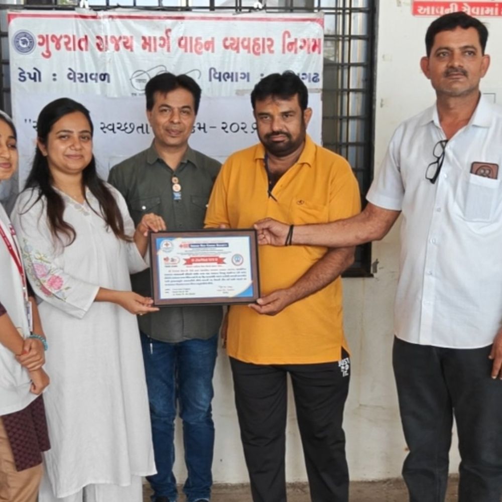 વેરાવળ ST ડેપોમાં રક્તદાન શિબિર યોજાઈ:સ્વચ્છતા અભિયાન હેઠળ રેડ ક્રોસના સહયોગથી આયોજન