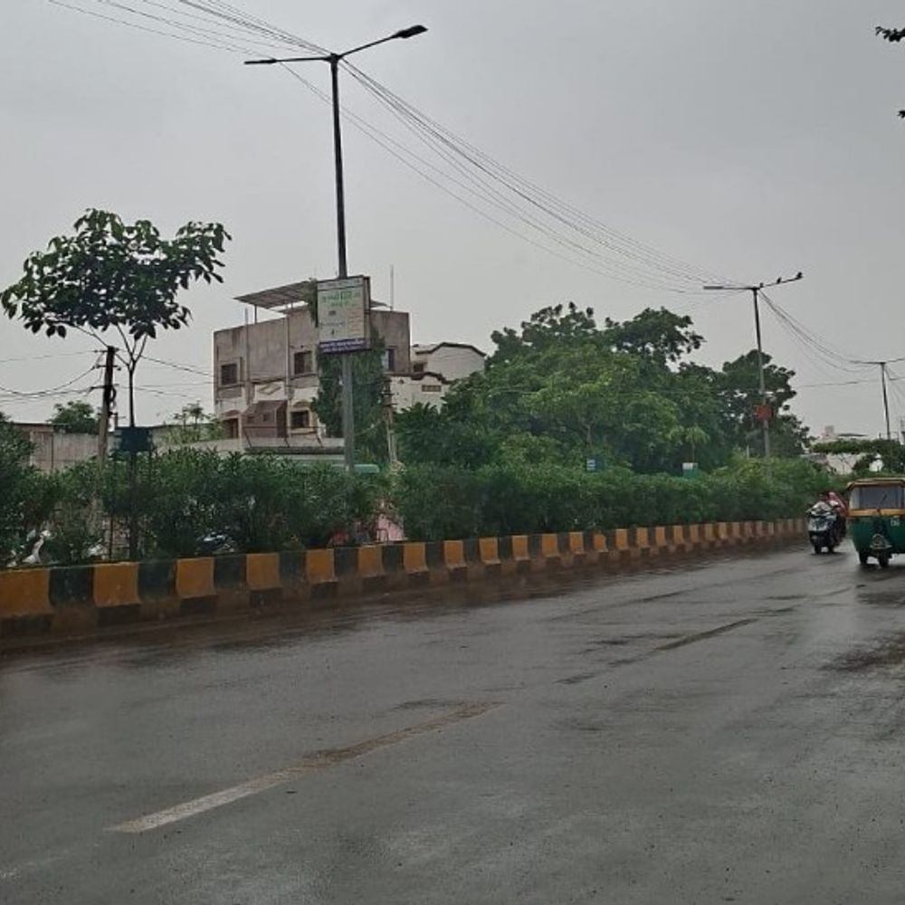 જિલ્લામાં વરસાદી ઝાપટાં વરસ્યા:ભાવનગર શહેર અને જિલ્લામાં આગાહી વચ્ચે બપોર બાદ ધીમીધારે વરસાદનું આગમન, વાતાવરણમાં ઠંડક પ્રસરી