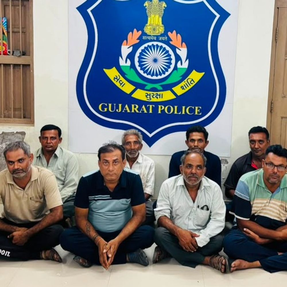 નરેડીમાં ક્રાઇમ બ્રાન્ચે દરોડો પાડી જુગારધામ ઝડપ્યું:જૂનાગઢના નરેડી ગામની વાડીમાં ચાલતા જુગારધામ પર ક્રાઇમ બ્રાન્ચનો દરોડો, 8 જુગારીઓ રૂ. 2.48 લાખના મુદ્દામાલ સાથે પકડાયા