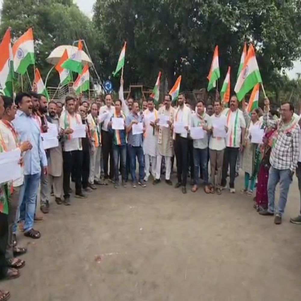 શહેર કોંગ્રેસે રાષ્ટ્રીય વડાનું અપમાન ગણાવીને કડક શબ્દોમાં વખોડી કાઢી:હલદવાણી રેલી બાદ મલ્લિકાર્જુન ખડગે પર કથિત 'શુદ્ધિકરણ' વિવાદ, કોંગ્રેસ પક્ષનો ઉગ્ર વિરોધ અને સરકારને ચેતવણી