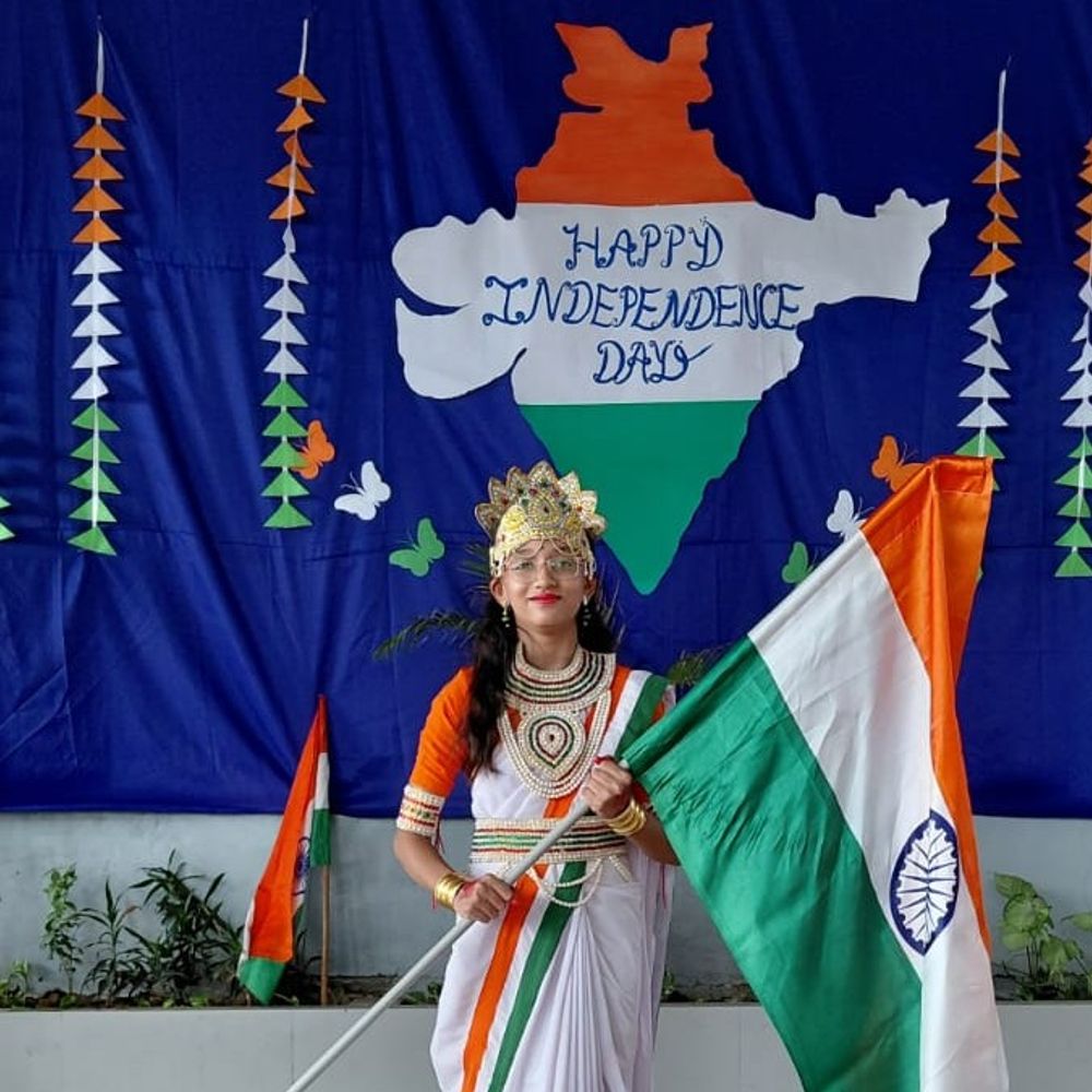 સાધુ વાસવાણી વિદ્યામંદિરમાં સ્વતંત્રતા દિવસની ઉજવણી:વિદ્યાર્થીઓએ સાંસ્કૃતિક કાર્યક્રમો, કલાકૃતિઓ રજૂ કરી