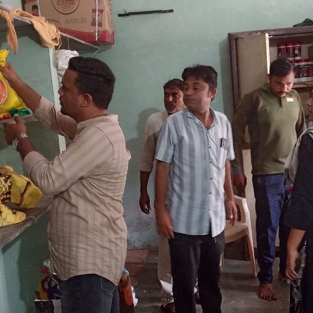 મહીસાગરમાં GBS કેસો બાદ કલેક્ટર એક્શન મોડમાં:લુણાવાડાની શાળાઓમાં ફૂડ વિભાગની સઘન તપાસ; અખાદ્ય જથ્થો જપ્ત કરી ઇમ્પ્રુવમેન્ટ નોટિસો ફટકારાઈ