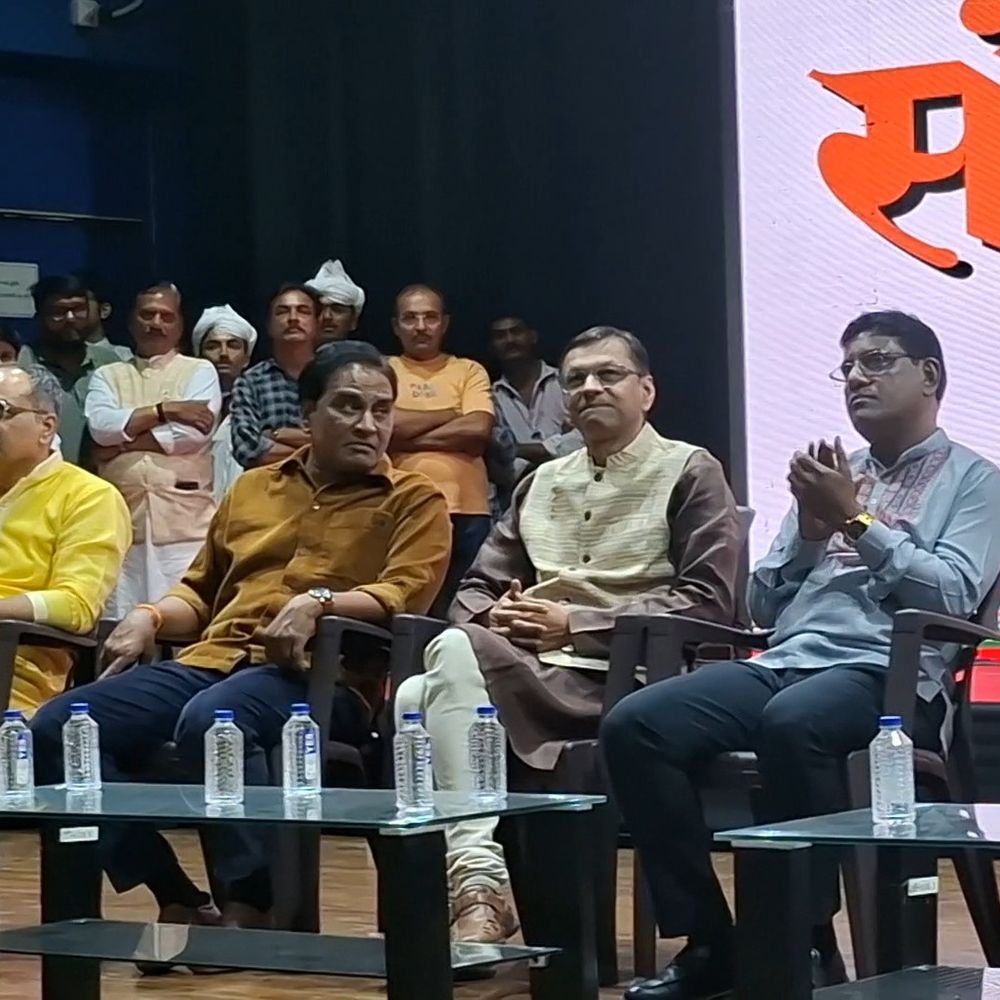 તારક મહેતાના 'પોપટલાલ અને ઐયર'એ હાજરી આપી:મહેસાણામાં 'વંદે માતરમ્' નાટકનું ભવ્ય મંચન યોજાયું; પદ્મશ્રી શાહબુદ્દીન રાઠોડે આપી હાજરી
