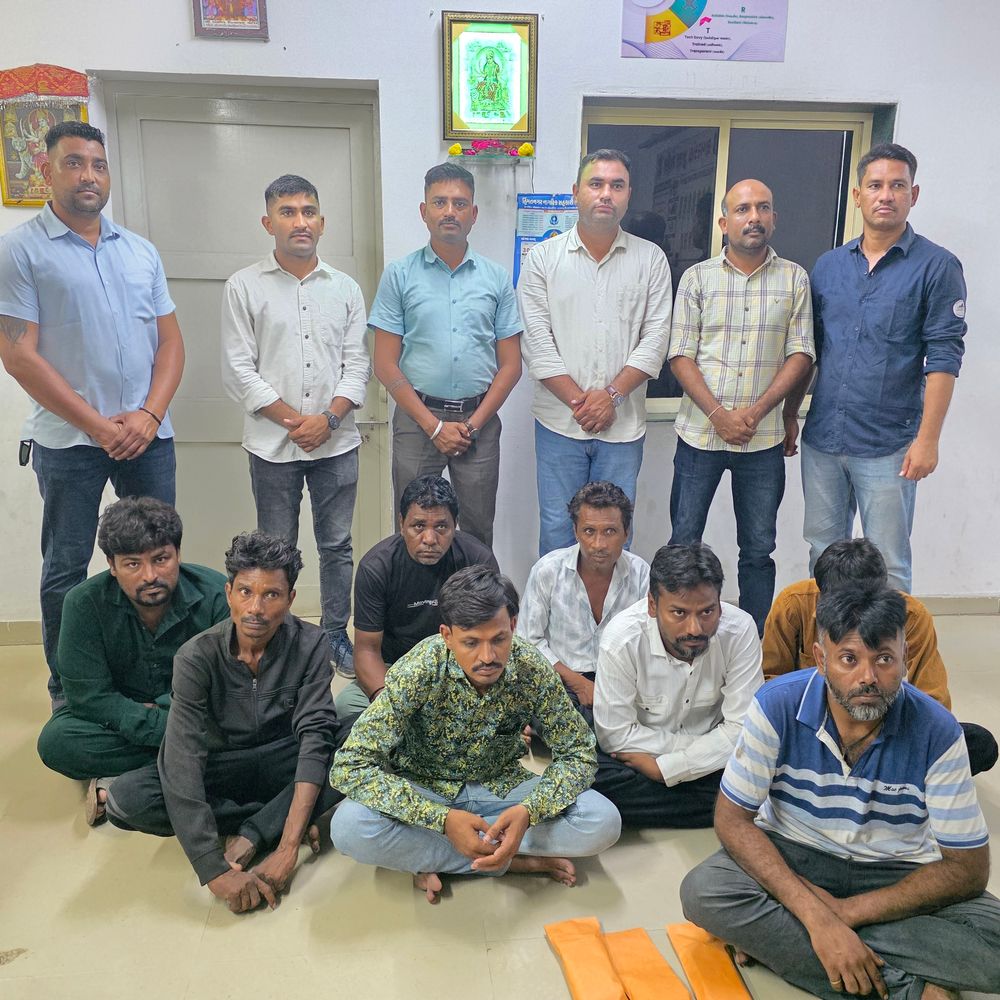 હિંમતનગરમાં જુગારધામ પર પોલીસનો દરોડો રમતા આઠ ઝડપાયા:માળીના છાપરીયા વિસ્તારમાં જાહેરમાં જુગાર રમતા આઠ ઝડપાયા, 85 હજારનો મુદ્દામાલ જપ્ત