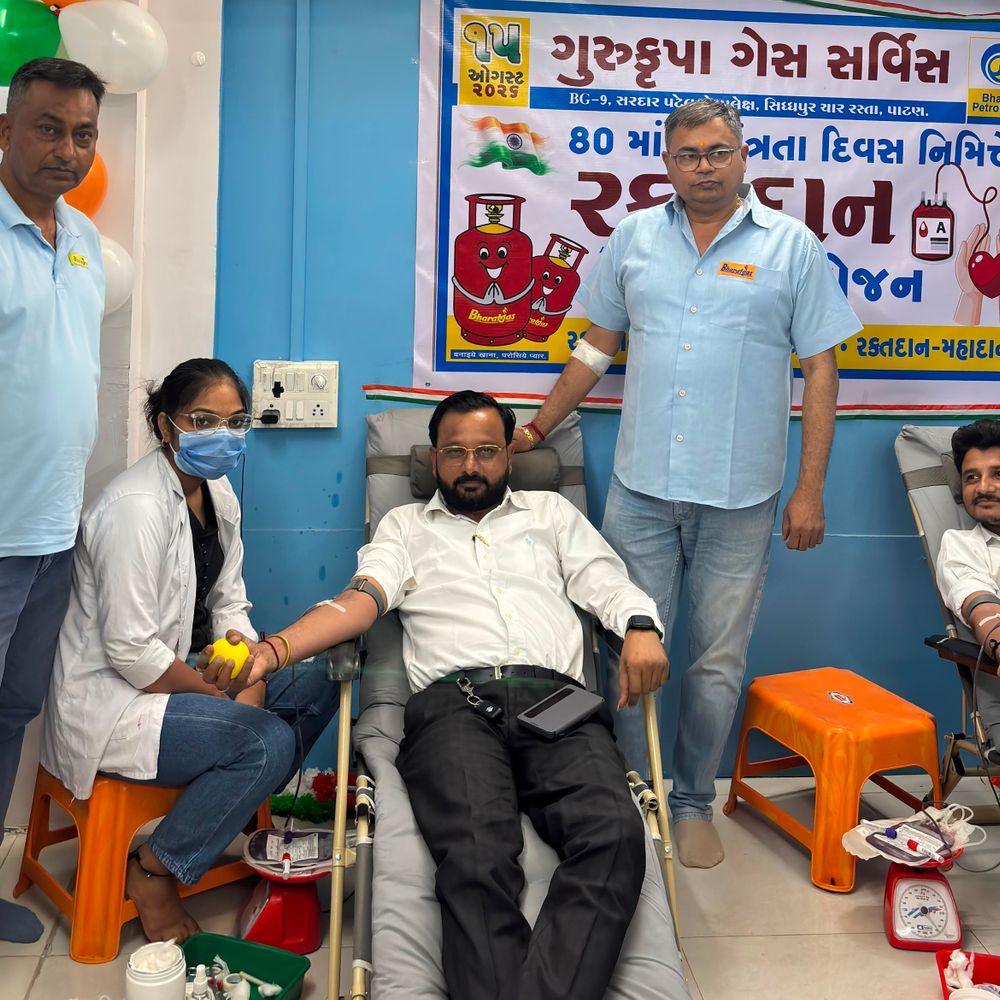 પાટણમાં ગુરુકૃપા ગેસ સર્વિસ દ્વારા રક્તદાન શિબિર યોજાઈ:80મા સ્વતંત્રતા દિવસ નિમિત્તે કર્મચારીઓએ રક્તદાન કરી સેવા પર્વ ઉજવ્યું