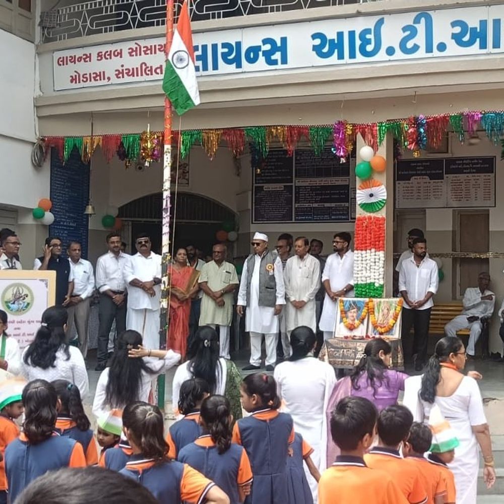 મોડાસામાં દિવ્યાંગ શાળામાં સ્વાતંત્ર્ય દિનની ઉજવણી:ડો. ટી.બી. પટેલના હસ્તે ધ્વજવંદન, વિદ્યાર્થીઓને યુનિફોર્મ અને બેગ અપાયા