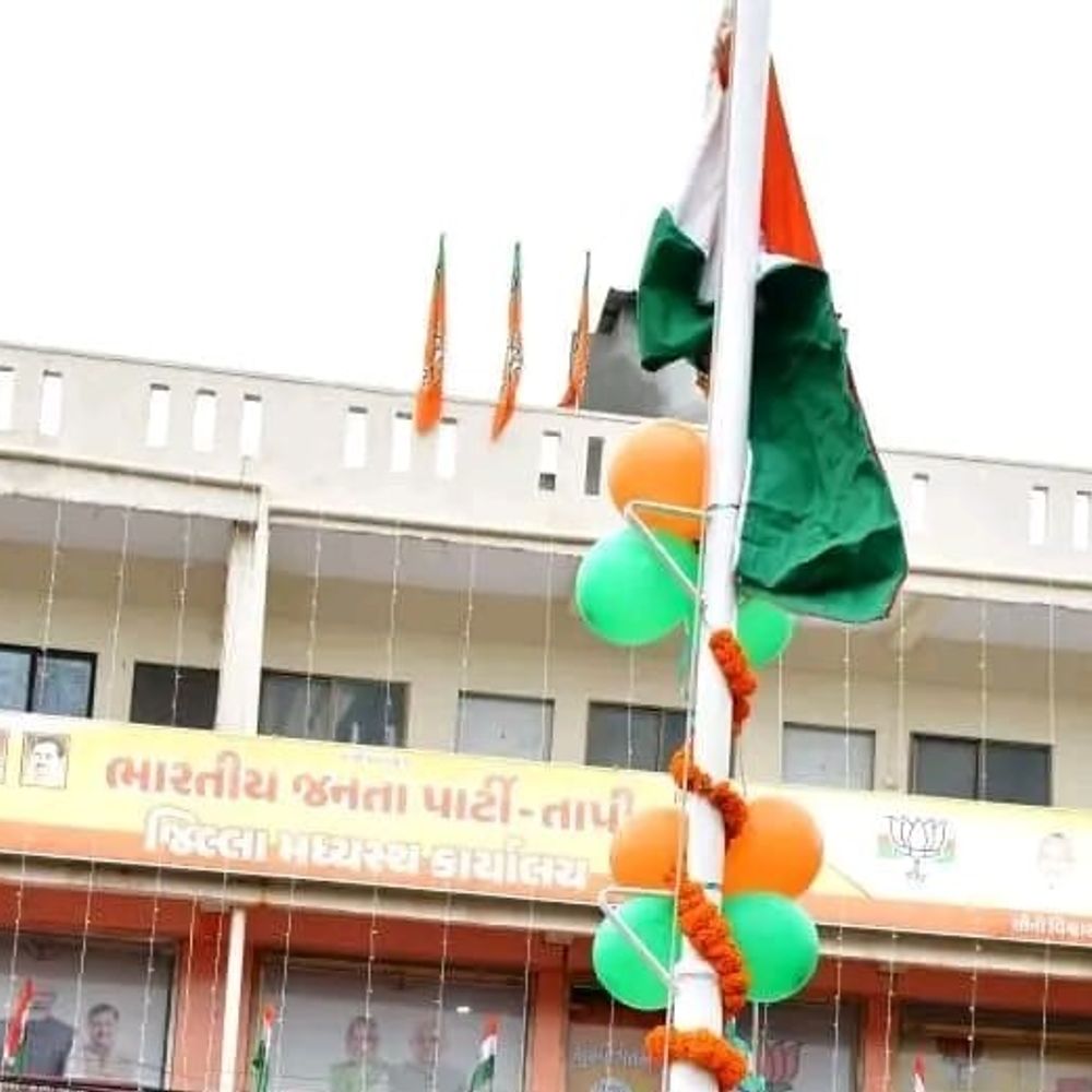 તાપી ભાજપ કાર્યાલયે સ્વાતંત્ર્ય પર્વની ઉજવણી:સુરજ વસાવાએ ધ્વજારોહણ કર્યું, ધારાસભ્ય મોહન કોકાણી ઉપસ્થિત રહ્યા