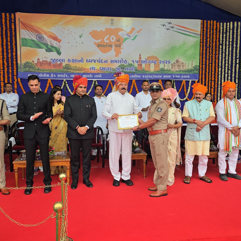વ્યારા ખાતે જિલ્લા કક્ષાના સ્વતંત્ર પર્વની ઉજવણી:પૂર્ણેશ મોદીના હસ્તે ધ્વજવંદન, બાળકોએ દેશભક્તિના તાલે સાંસ્કૃતિક કૃતિઓ રજૂ કરી
