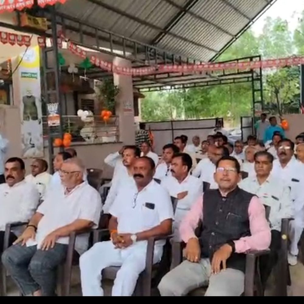પાટણ ભાજપ કાર્યાલયે મુસ્કાન પ્રજાપતિએ ધ્વજવંદન કર્યું:જિલ્લા પ્રમુખ રમેશ સિંધવ, કે.સી. પટેલ સહિત આગેવાનો ઉપસ્થિત રહ્યા