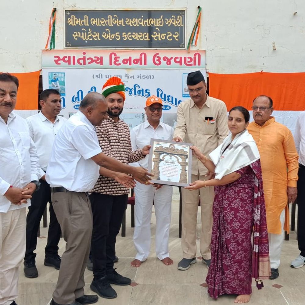 પાટણની બી.ડી. સાર્વજનિક વિદ્યાલયમાં સ્વાતંત્ર્યદિનની ઉજવણી:'બેક ટુ સ્કૂલ' અભિયાનમાં સન્માન, શ્રેષ્ઠ શિક્ષકોનું બહુમાન કરાયું
