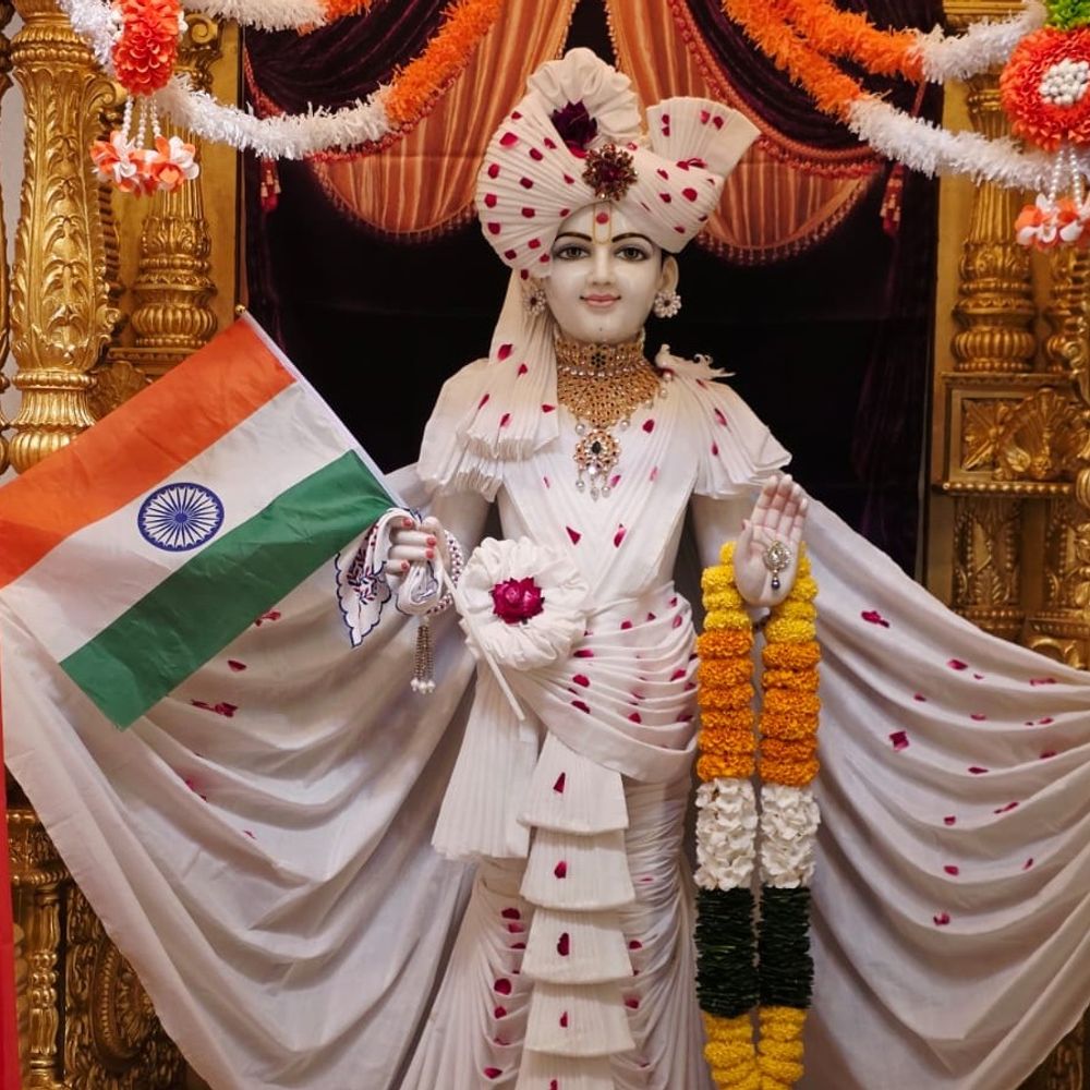 હિંમતનગરમાં ભોલેશ્વર-વૈજનાથ મહાદેવને તિરંગાનો શણગાર:સ્વતંત્રતા દિવસ નિમિત્તે મંદિરો અને રેલવે સ્ટેશન પર વિશેષ સજાવટ