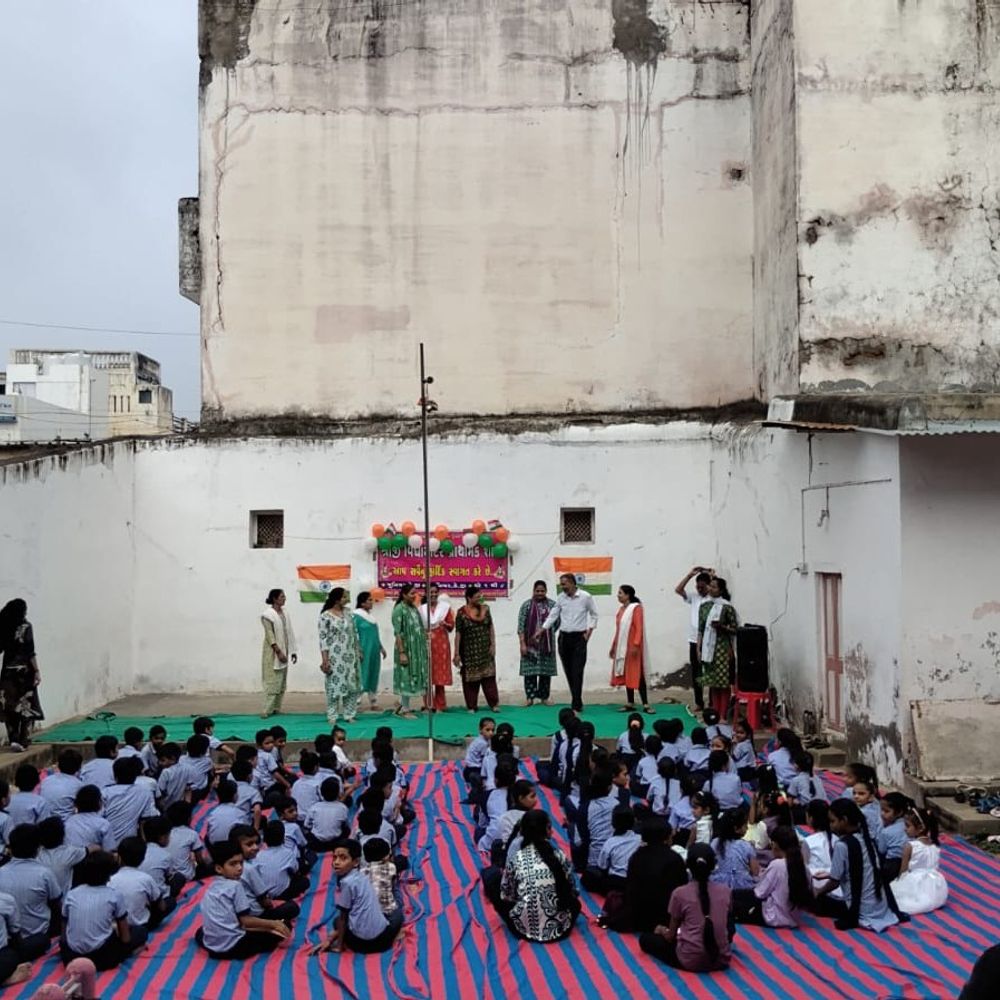 પાટણ શ્રીજી વિદ્યામંદિરમાં સ્વતંત્રતા પર્વની ઉજવણી:ટ્રસ્ટી દિનેશભાઈ પ્રજાપતિના હસ્તે ધ્વજવંદન કરાયું