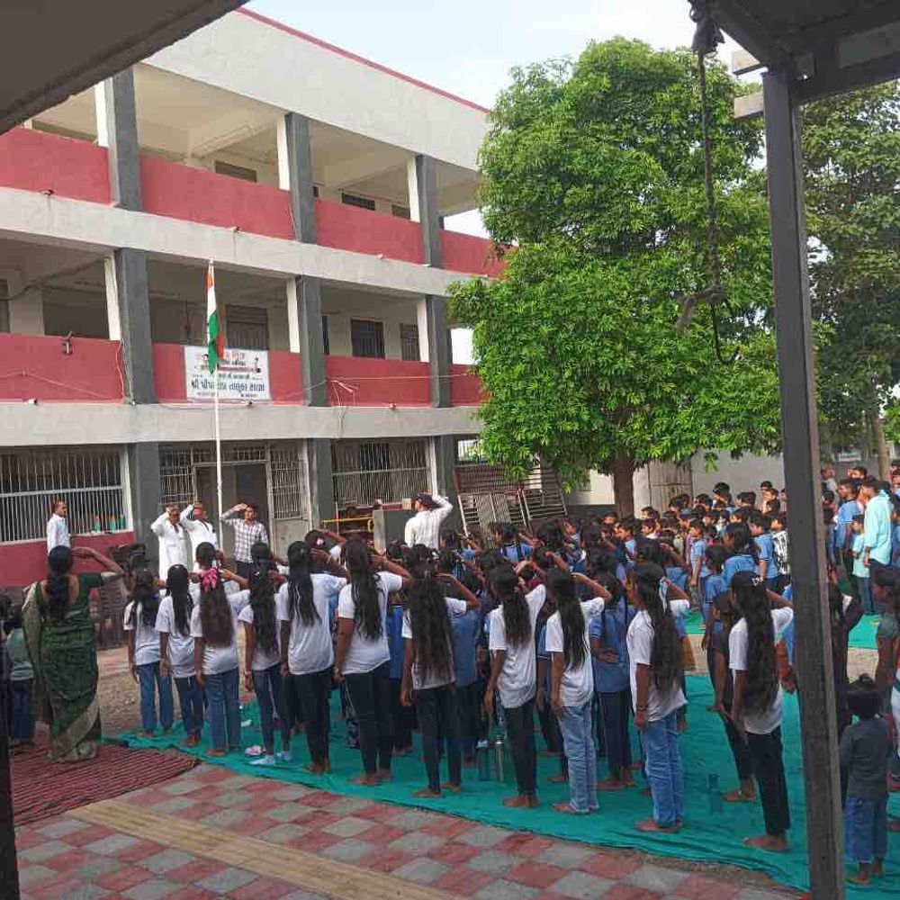 પીપરટોડા શાળામાં ધ્વજવંદન કરાયું:વિદ્યાર્થીઓ, ગ્રામજનોએ દેશભક્તિનો સંદેશ આપ્યો