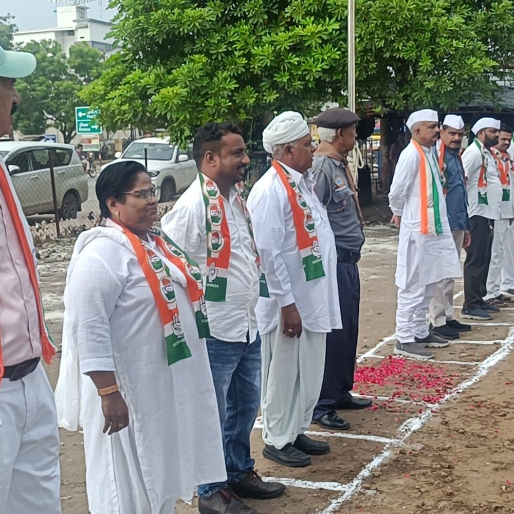જિલ્લા પ્રમુખે પાટણ કોંગ્રેસ કાર્યાલયે ધ્વજ ફરકાવ્યો:80માં સ્વાતંત્ર્ય પર્વની ઉજવણી, અનેક આગેવાનો ઉપસ્થિત રહ્યા