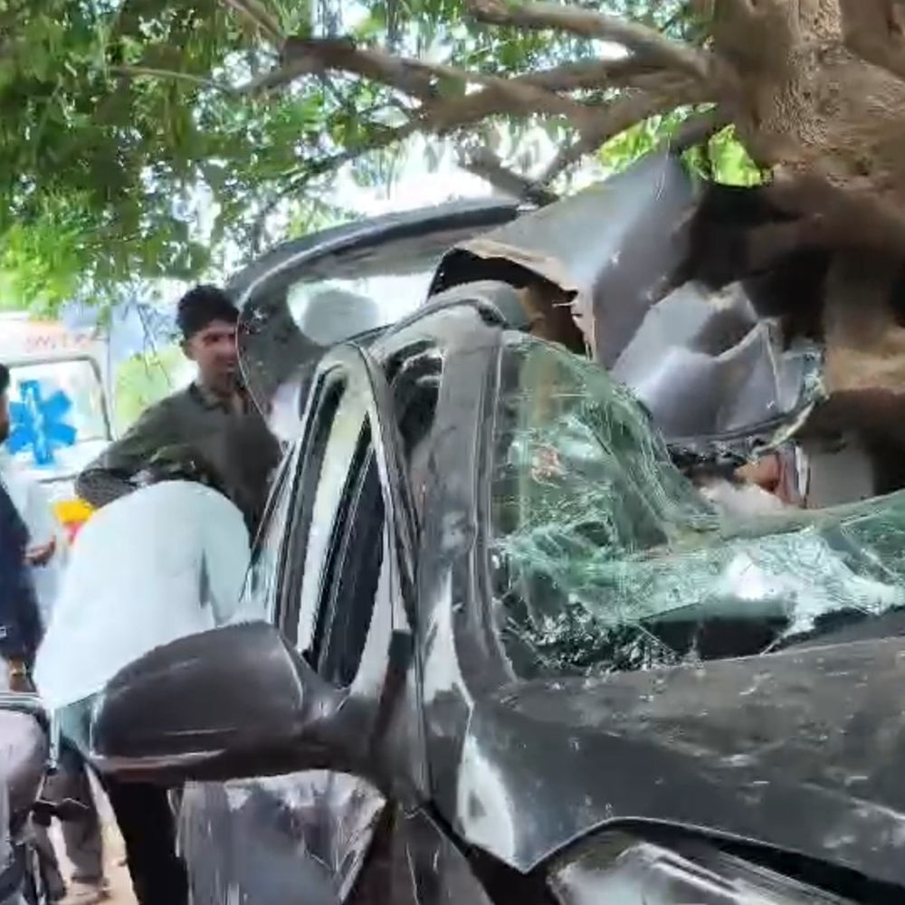 ભાભરથી ગાંધીનગર જતાં શિક્ષક-શિક્ષિકાઓની કાર ઝાડ સાથે અથડાઈ:કોલ્હાપુર પાટિયા પાસે બાઇક ચાલકને બચાવવા જતાં i10 કાર ઝાડે ટકરાઈ, 5 ઘાયલ