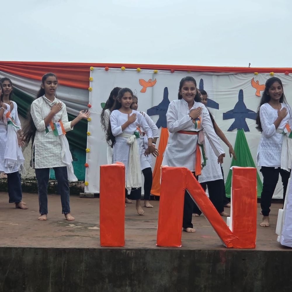 સોનગઢની યુનિક વિદ્યાભવનમાં સ્વાતંત્ર્ય પર્વ ઉજવાયો:નિવૃત્ત આચાર્યએ ધ્વજવંદન કર્યું, વિદ્યાર્થીઓએ દેશભક્તિના કાર્યક્રમો રજૂ કર્યા