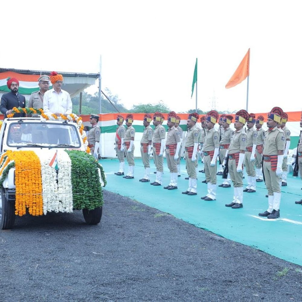 મોરબીના મોટા દહીસરામાં પ્રભારી મંત્રીએ ધ્વજવંદન કર્યું:80મા સ્વાતંત્ર્ય પર્વની ઉજવણી, માળિયાને ₹25 લાખનો ચેક અપાયો