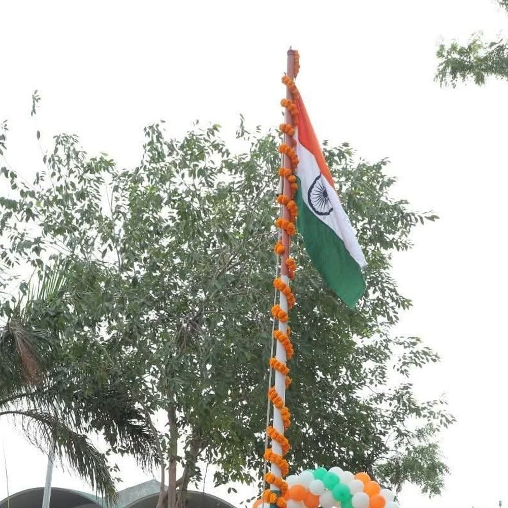 વઢવાણ સુરસાગર ડેરીમાં સ્વતંત્રતા દિવસની ઉજવણી:ચેરમેન અને સ્ટાફની હાજરીમાં ધ્વજવંદન કરાયું