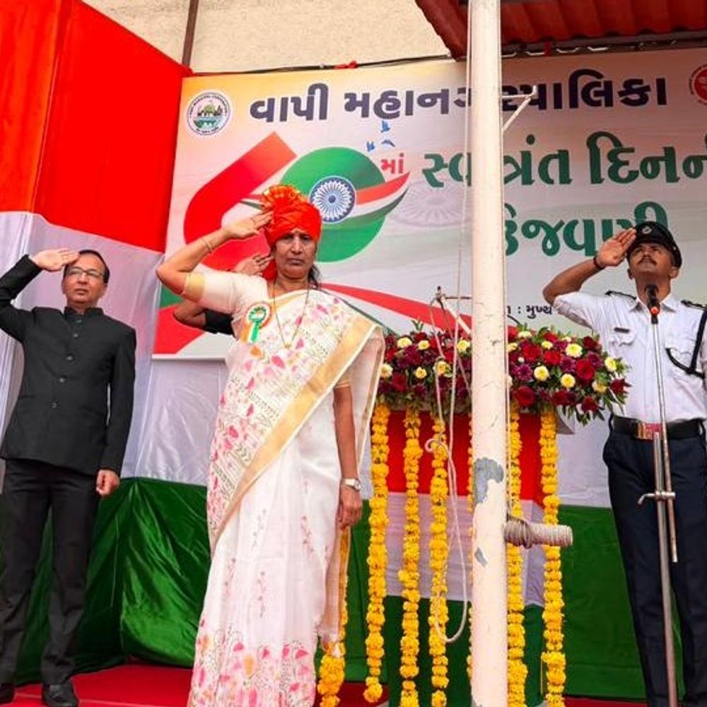 વાપીમાં 80મા સ્વાતંત્ર્ય પર્વની ઉજવણી:મેયર દક્ષાબેન પટેલે ધ્વજવંદન કર્યું, વિકાસમાં સહભાગી થવા આહ્વાન