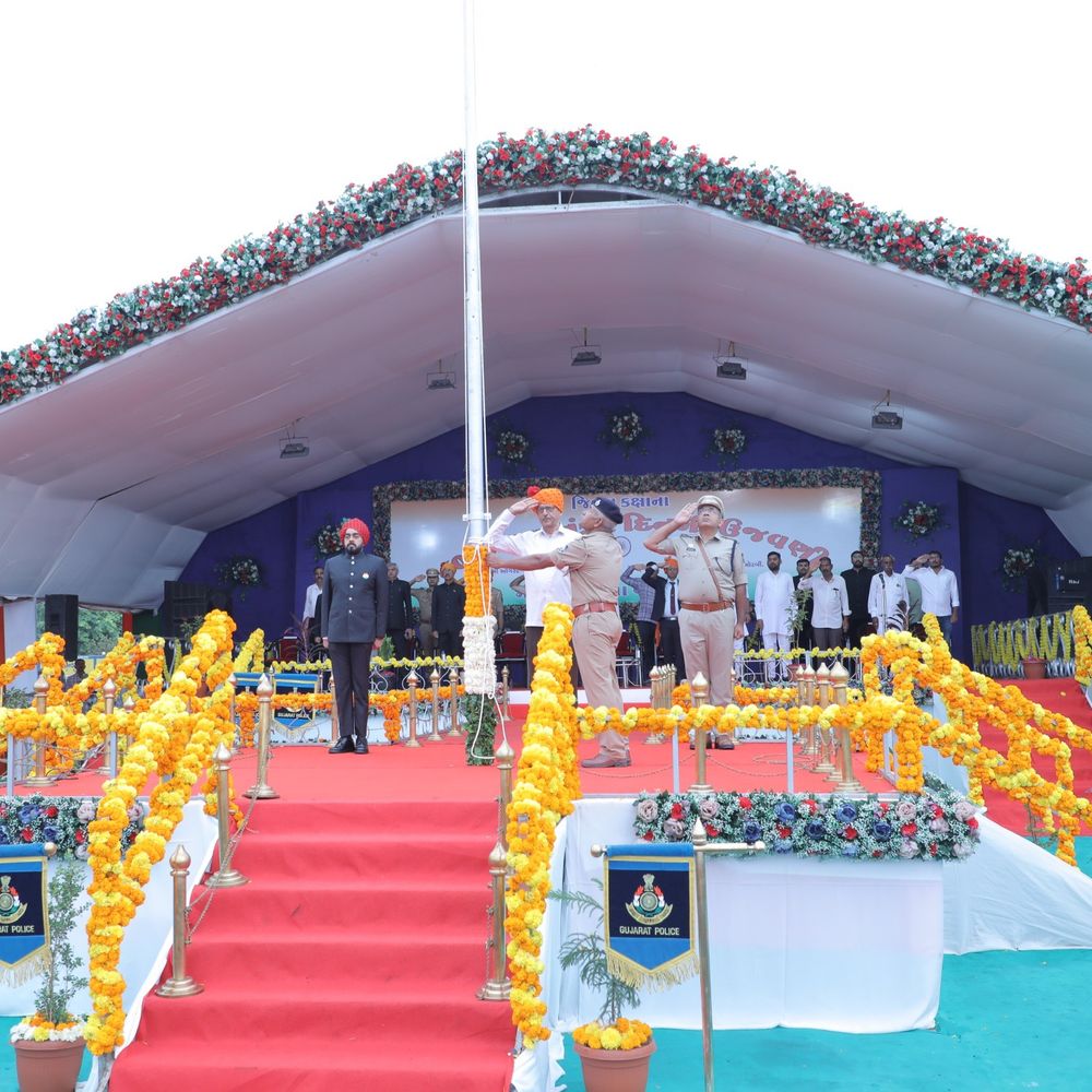 મોરબીના મોટા દહીસરામાં સ્વાતંત્ર્ય પર્વની ઉજવણી:મંત્રી ત્રિકમભાઈ છાંગાએ ધ્વજવંદન કર્યું, માળિયાને ₹25 લાખનો ચેક આપ્યો
