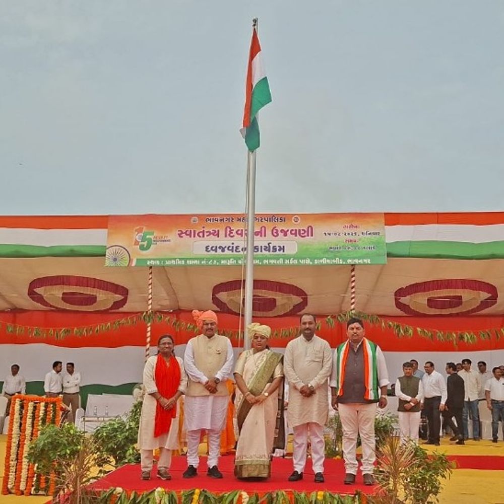 80માં સ્વાતંત્ર્ય પર્વની ભાવનગરમાં ઠેરઠેર ઉત્સાહભેર ઉજવણી:80માં સ્વાતંત્ર્ય પર્વની ભાવનગરના મેયરએ ધ્વજવંદન ફરકાવી ઉજવણી કરાઈ, કચેરીઓ, રાજકીય પક્ષો, સંસ્થાઓ, શૈક્ષણિક સંસ્થાઓએ સ્વાતંત્ર્ય પર્વની ઉત્સાહભેર ઉજવણી કરાઈ, ચાલુ કાર્યકમે કોર્પોરેટરો ચાલતી પકડી