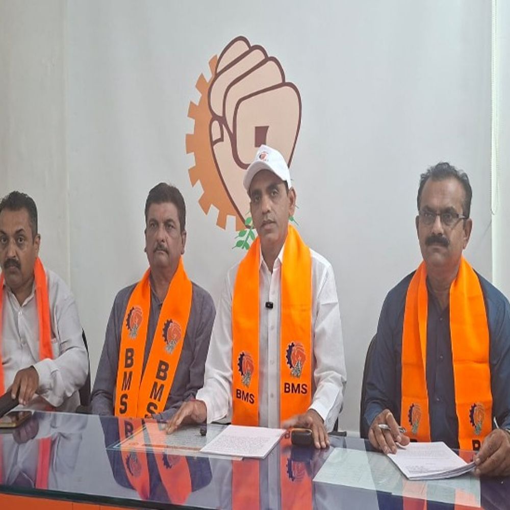 ભાવનગર અને રાજ્યભરમાં સોમવારે શ્રમિકોના ધરણાં:ભારતીય મજદુર સંઘ દ્વારા ગુજરાતભરમાં ધરણાં અને આવેદનપત્રનો હુંકાર, 30 હજાર લઘુત્તમ વેતન અને 8મા પગાર પંચની માંગ સાથે કલેક્ટર કચેરીઓ ગુંજશે