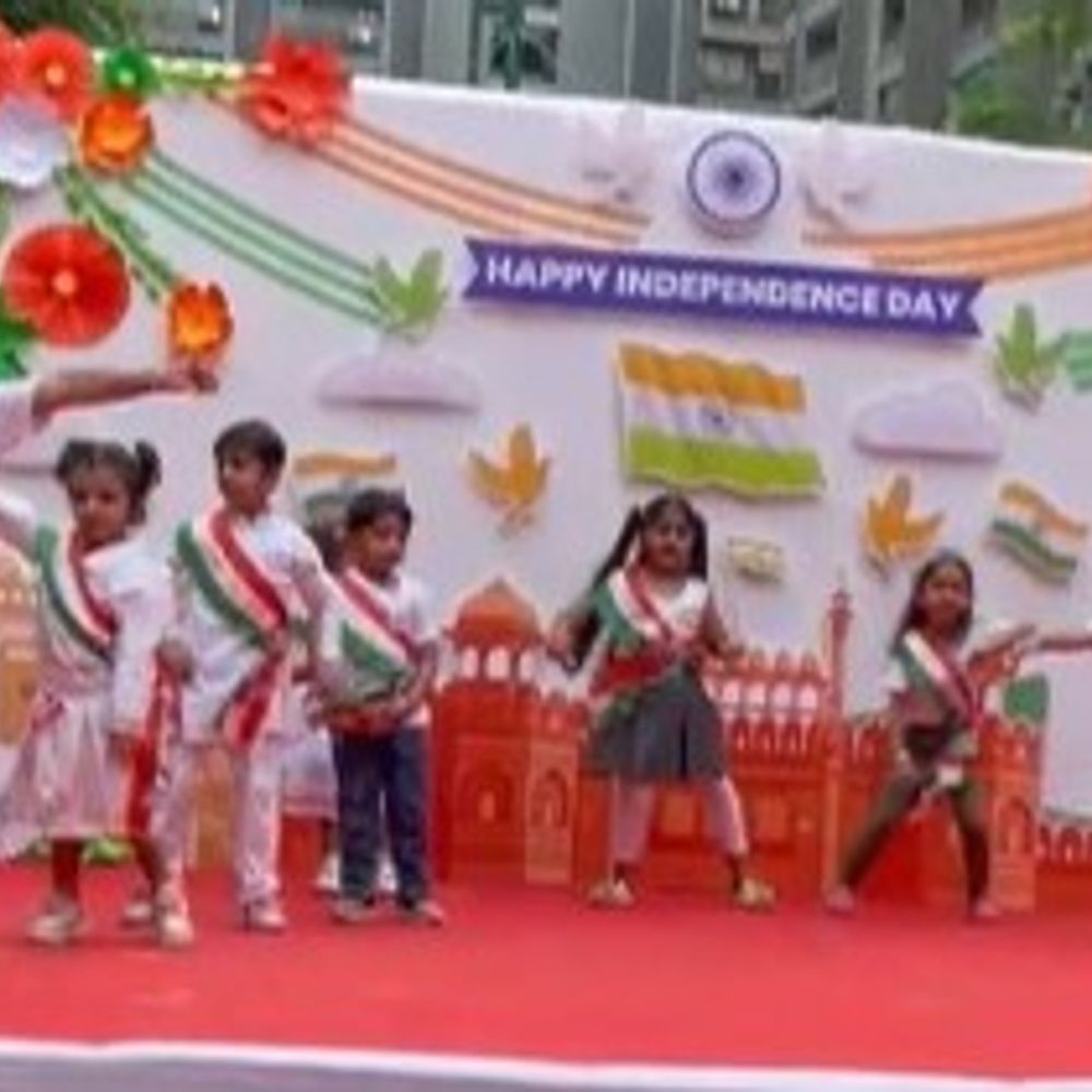 80મા આઝાદી દીનની ઉજવણી:અમદાવાદમાં આંબલી પાસેના ઈસ્કોન પ્લેટિનમમાં સેલિબ્રેશન, DCPએ ધ્વજ ફરકાવી સલામી આપી