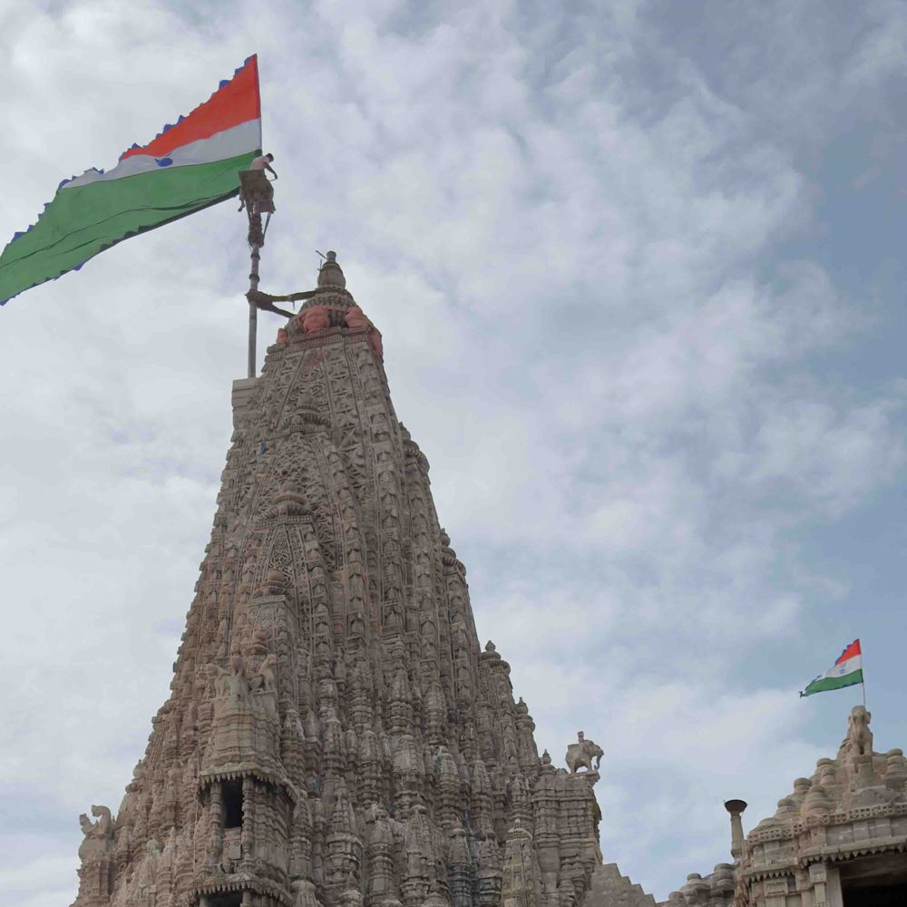 દ્વારકાધીશ મંદિરના શિખર પર તિરંગો લહેરાયો:80મા સ્વાતંત્ર્ય દિવસે દેવભૂમિ દ્વારકા દેશભક્તિના રંગે રંગાઈ