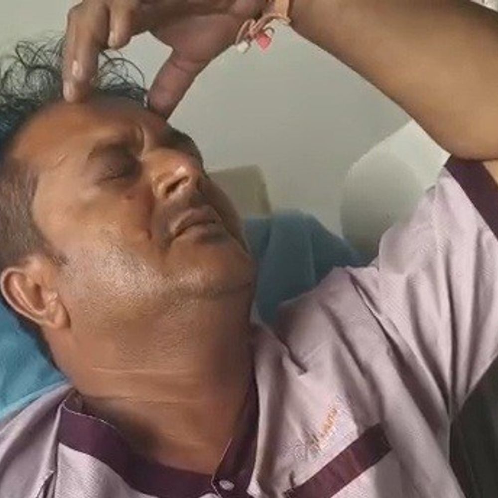 લીંચ ગામના હનુમાન મંદિરમાં કોન્ટ્રાક્ટર પર ધોકા વડે હુમલો:જૂની અદાવતમાં₹14 હજારની લૂંટ ચલાવી ₹2 લાખના મોબાઈલ તોડી નાખ્યા, 3 સામે ફરિયાદ