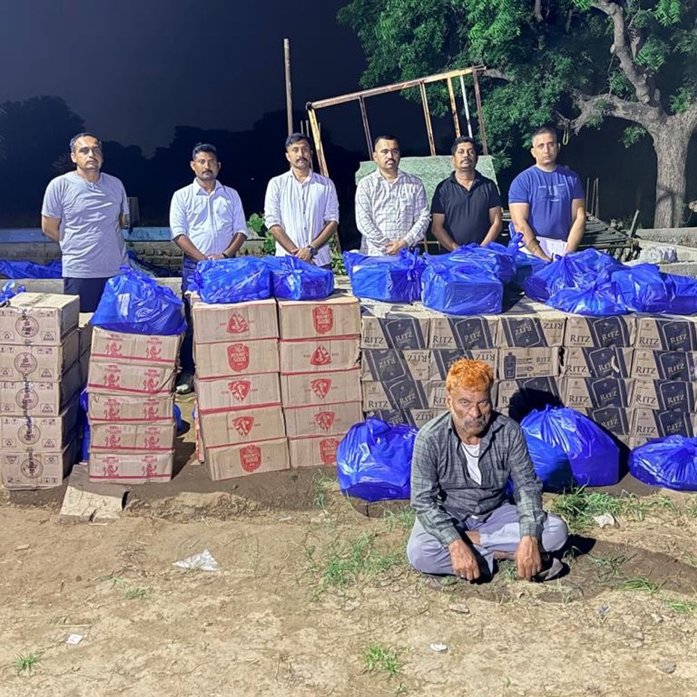 'ટુકડીયા' ખેતરમાં ભેંસોના તબેલા પાછળ સંતાડેલો દારૂ ઝડપાયો:194 પેટીઓ સહિત 26.43 લાખનો મુદ્દામાલ જપ્ત અને એકની અટકાયત, નંદાસણના ધનાલીમાં એલસીબીના દરોડા