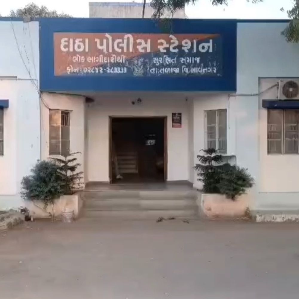 તળાજાના વાવડીમાં આશાપુરા માતાના મઢમાંથી 100 ચાંદીના છત્તરોની ચોરી:અગાઉ ઝડપાયેલા ચાર તસ્કરે ચોરી કર્યાની કબૂલાત આપતાં દાઠા પોલીસમાં ફરિયાદ