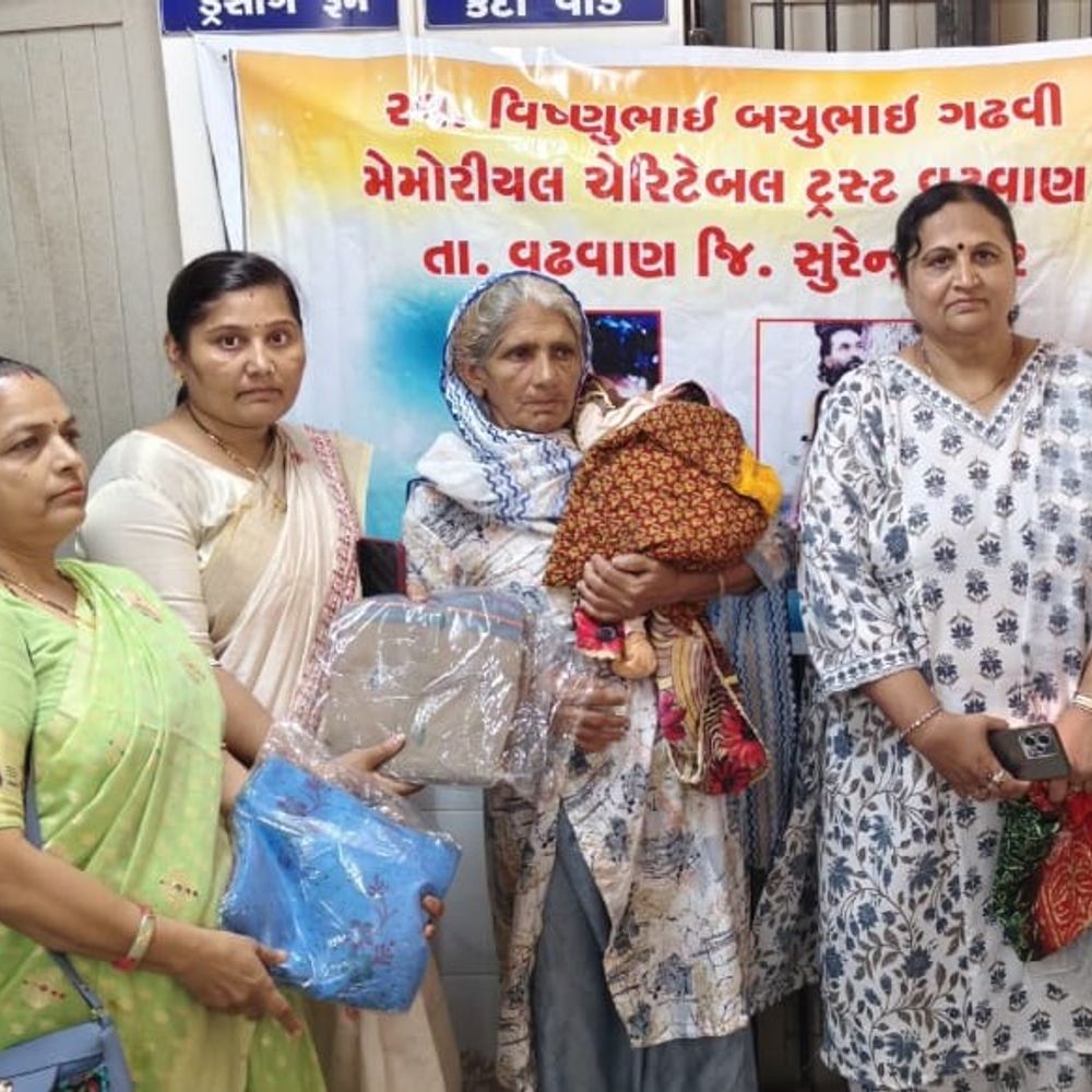 વઢવાણ ટ્રસ્ટ દ્વારા ગાંધી હોસ્પિટલમાં સાડી-ફૂટ વિતરણ:27 દાખલ મહિલાઓને સશક્તિકરણના સંકલ્પ સાથે મદદ કરાઈ
