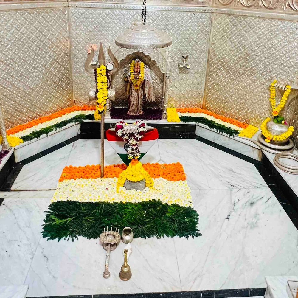 નાગેશ્વર જ્યોતિર્લિંગમાં સ્વતંત્રતા દિવસ નિમિત્તે તિરંગી શણગાર:ભક્તોમાં ભક્તિ અને રાષ્ટ્રપ્રેમનો અનોખો સંગમ જોવા મળ્યો
