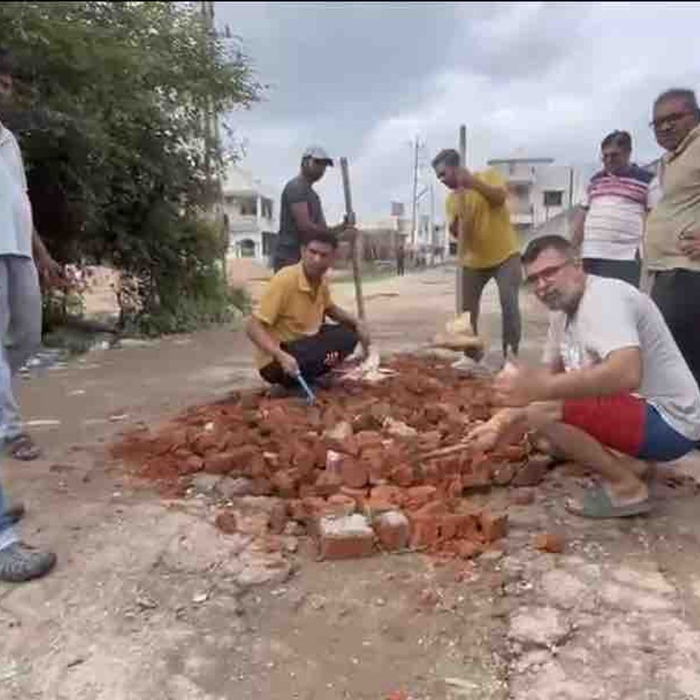 ગોધરામાં નગરપાલિકાની કામગીરી સામે રહીશોમાં રોષ:રસ્તાના ખાડા પૂરવા જાતે જ મેદાને ઉતર્યા, શ્રમદાન કરી આત્મનિર્ભર બનવા મજબૂર બન્યાં