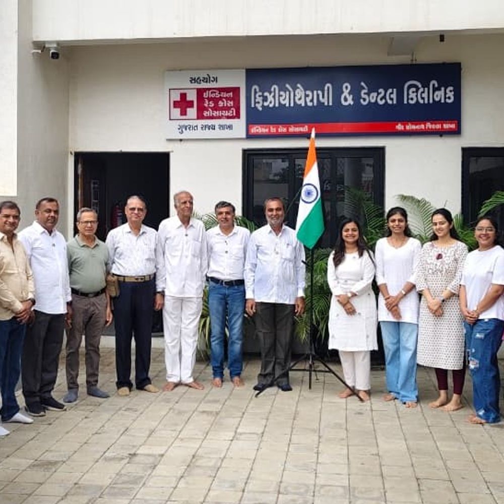રેડ ક્રોસ આરોગ્ય ભવનમાં સ્વતંત્રતા દિવસની ઉજવણી:ચેરમેન અતુલભાઈ કાનાબાર સહિતના સભ્યોની ઉપસ્થિતિમાં ધ્વજવંદન કરાયું