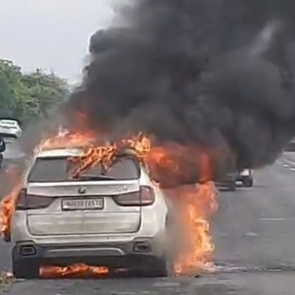 નવસારી હાઈવે પર BMW કારમાં આગ, Video:દુવાડા પાસે સ્પાર્ક થતા ધુમાડા, ચાર લોકોનો આબાદ બચાવ
