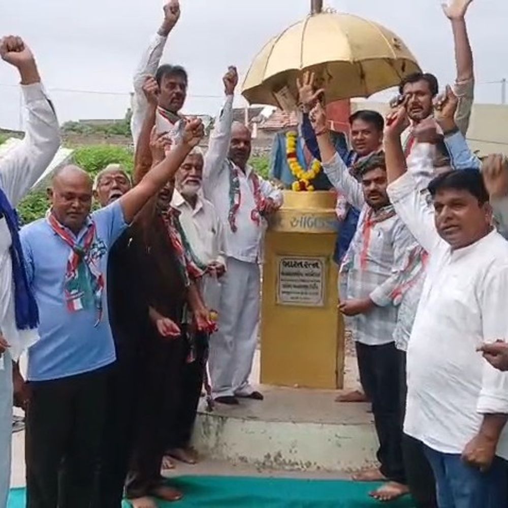 બોટાદમાં ખડગેના અપમાનના વિરોધમાં કોંગ્રેસનું પ્રદર્શન:આંબેડકર પ્રતિમા પાસે ધરણા યોજી કાર્યકરોએ સૂત્રોચ્ચાર કર્યા