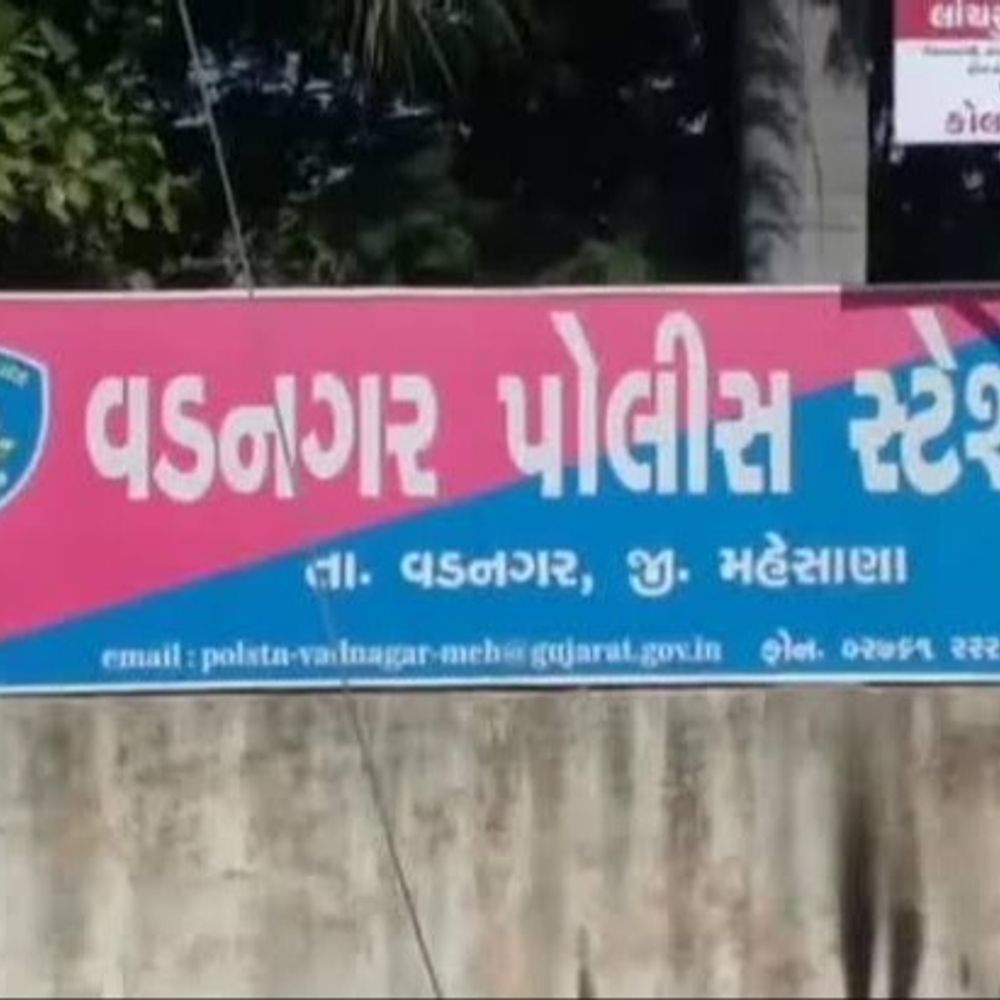 વડનગરમાં પારિવારિક તકરારમાં સાવકા પુત્રનો પિતા-બહેન પર હુમલો:કડું મારી પિતાનું માથું ફોડી નાખતા ટાંકા આવ્યાં, પોલીસ આવે તે પહેલાં ફરાર