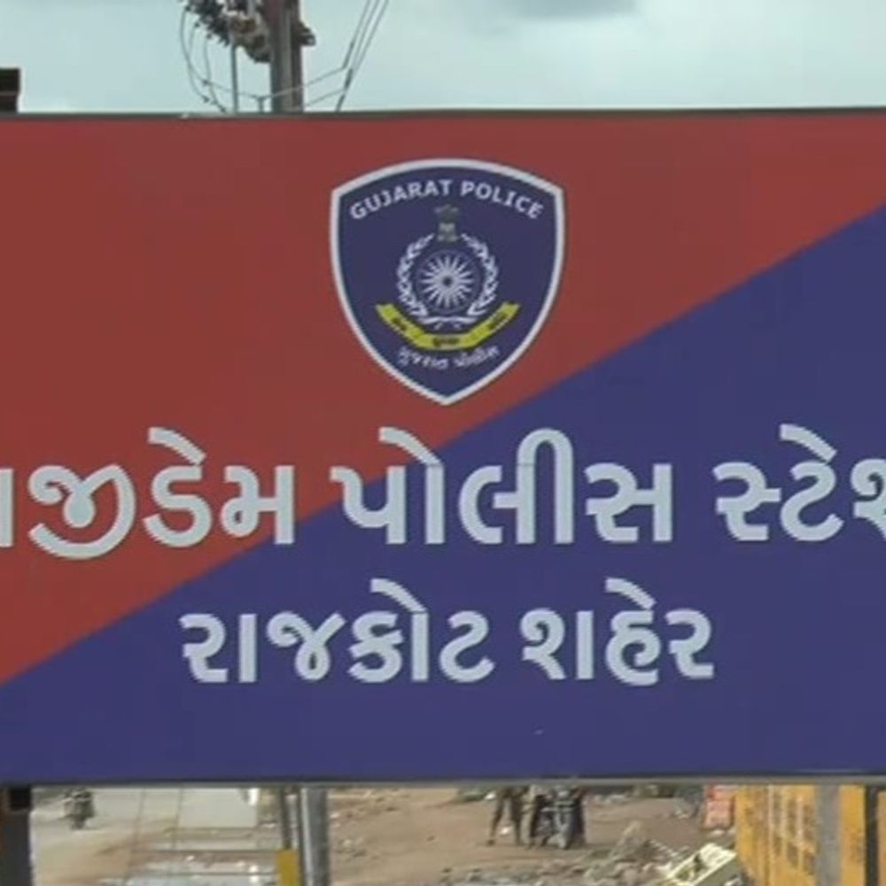 પંચરની દુકાનમાં શખસે બાળકી પાસે બિભત્સ હરકત કરાવી:ચોકલેટ-વેફરની લાલચ આપી કૃત્ય, આજીડેમ પોલીસે આરોપીની શોધખોળ હાથ ધરી