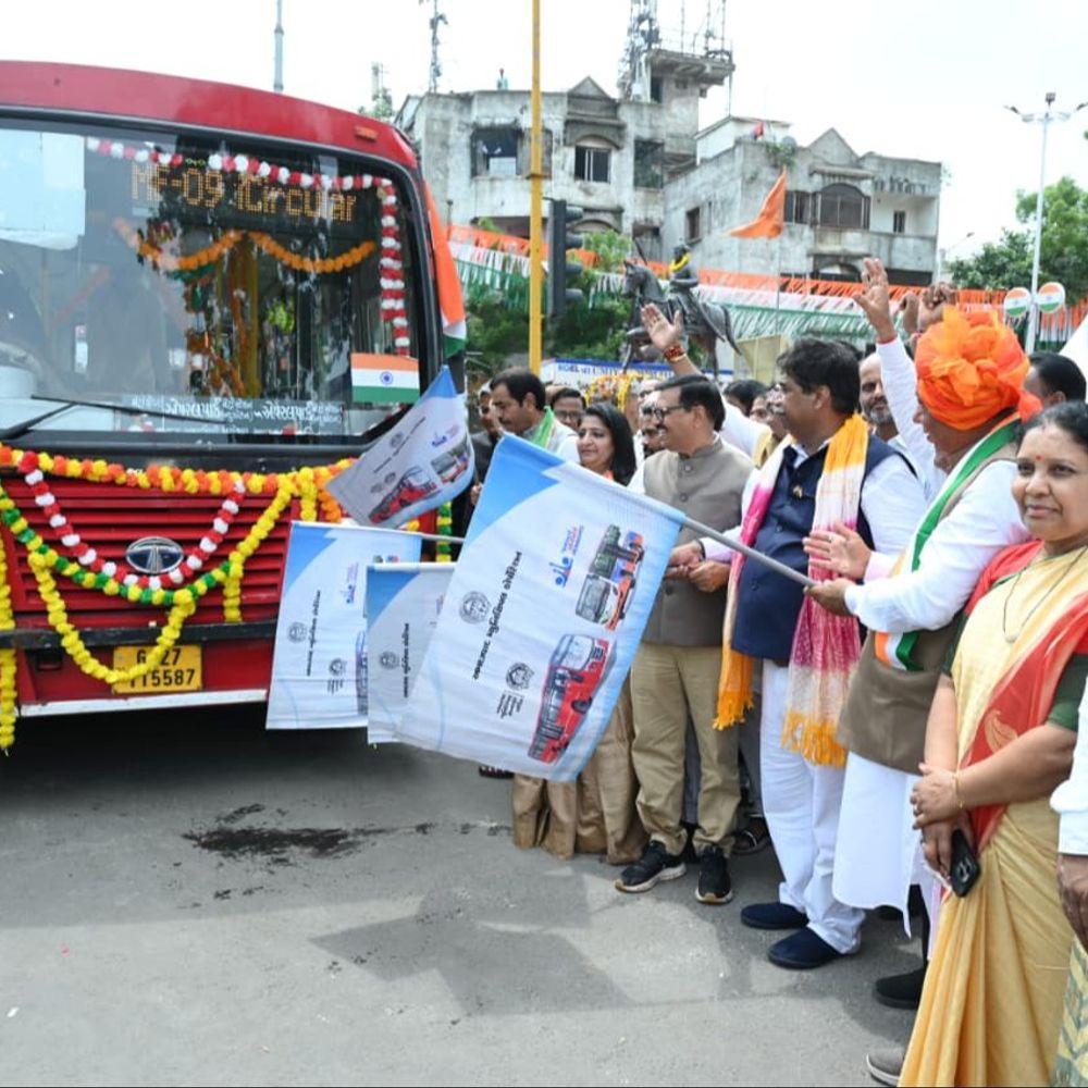 નવી ફીડર AMTS બસ સેવા શરૂ:એપરલ પાર્ક મેટ્રો સ્ટેશનથી અમરાઈવાડી અને મણિનગર વિસ્તારનો 10 કિમીનો સર્ક્યુલર રૂટ, દર 40-45 મિનિટે બસ મળશે