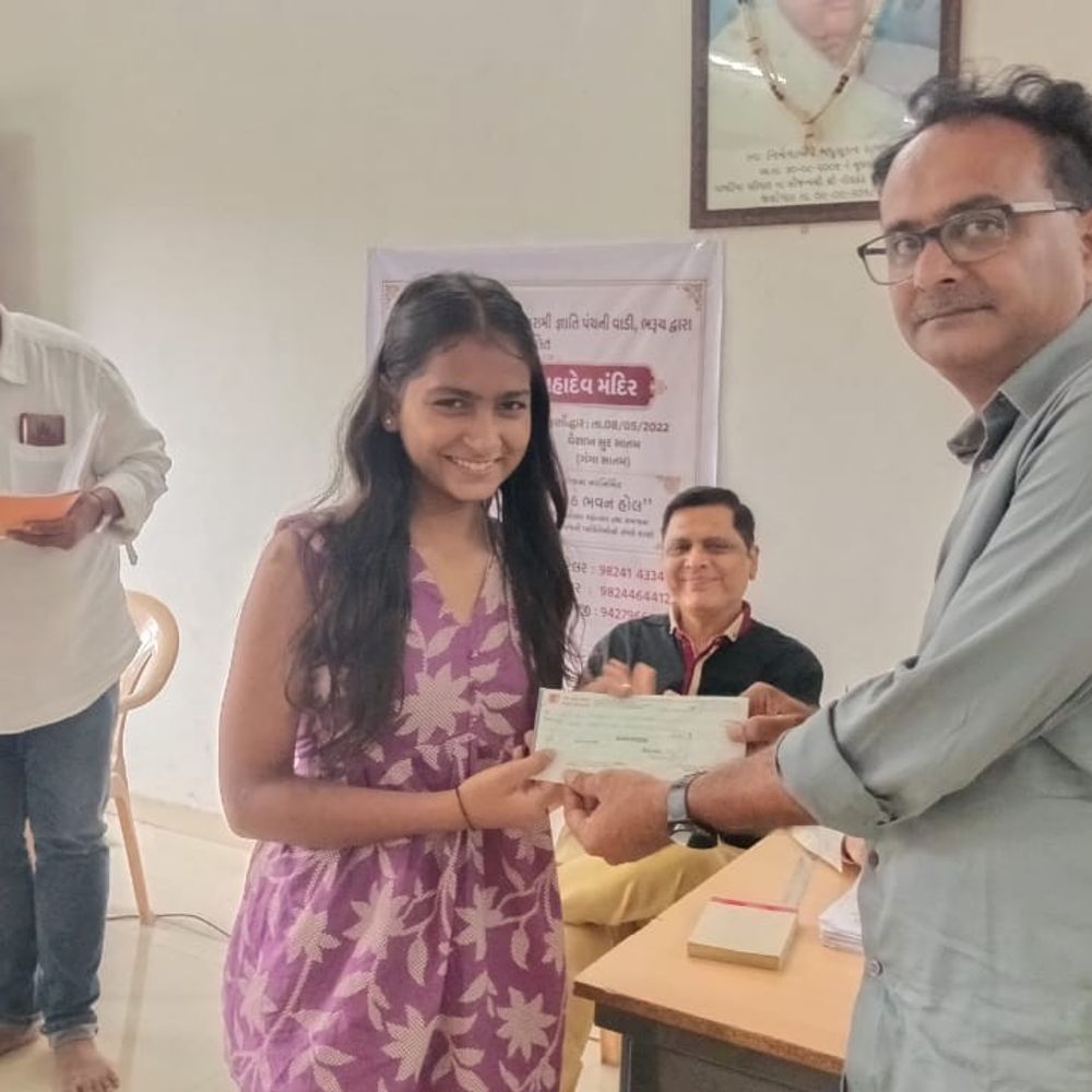 ફરસરામી દરજી સમાજ ભરૂચની વાર્ષિક સભા યોજાઈ:તેજસ્વી વિદ્યાર્થીઓને સ્કોલરશીપનું વિતરણ કરાયું