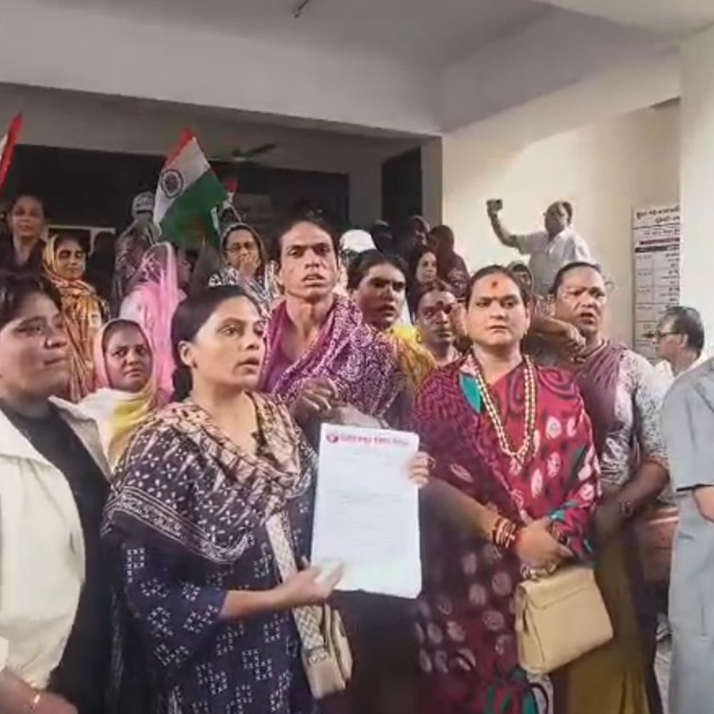 નળમાં પાણી નહીં પણ કચરો!:હોડી બંગલા ચાર રસ્તા પાસે નળમાંથી કચરાવાળું પાણી આવતાં જનઆક્રોશ, મહિલાઓનો કલેક્ટર કચેરીએ મોરચો