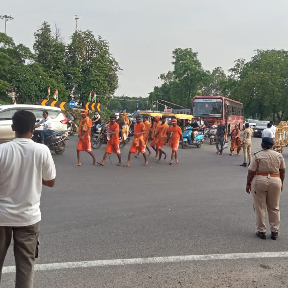 કારચાલકે કાવડ પદયાત્રીને ટક્કર મારતાં મોત:શંકર ભગવાનના દર્શને જતાં અમદાવાદના યુવકનું ચરેડી રોડ પર અકસ્માત, ચાલક ફરાર