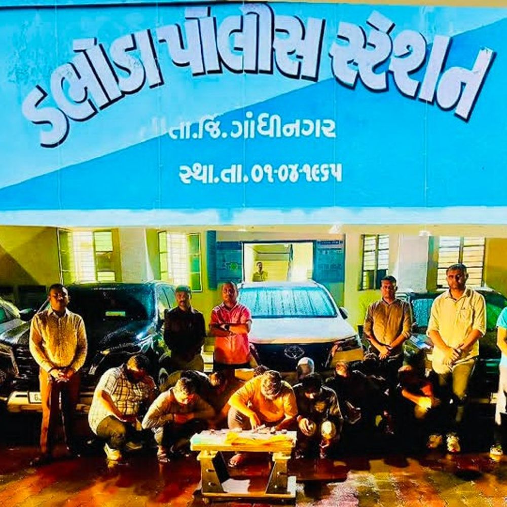 રાકેશ ભરવાડના સિક્રેટ રૂમમાં ધમધમતા જુગારધામ પર દરોડો:1 કરોડથી વધુના મુદ્દામાલ સાથે ગાંધીનગર-અમદાવાદના 11 બિલ્ડરો-જમીન દલાલોની ધરપકડ