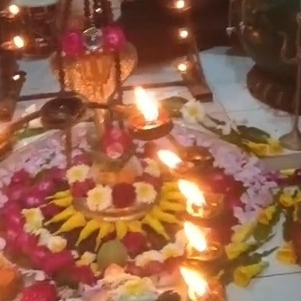 શ્રાવણના પ્રથમ સોમવારે ગઢડાના ગંગેશ્વર મહાદેવ મંદિરે ભવ્ય દિપમાલા:ભક્તોએ આરતીનો લીધો લાભ, ડાક-ડમરુ અને ઢોલકના તાલે યુવાનોએ ભજન-કીર્તનથી જમાવ્યો માહોલ